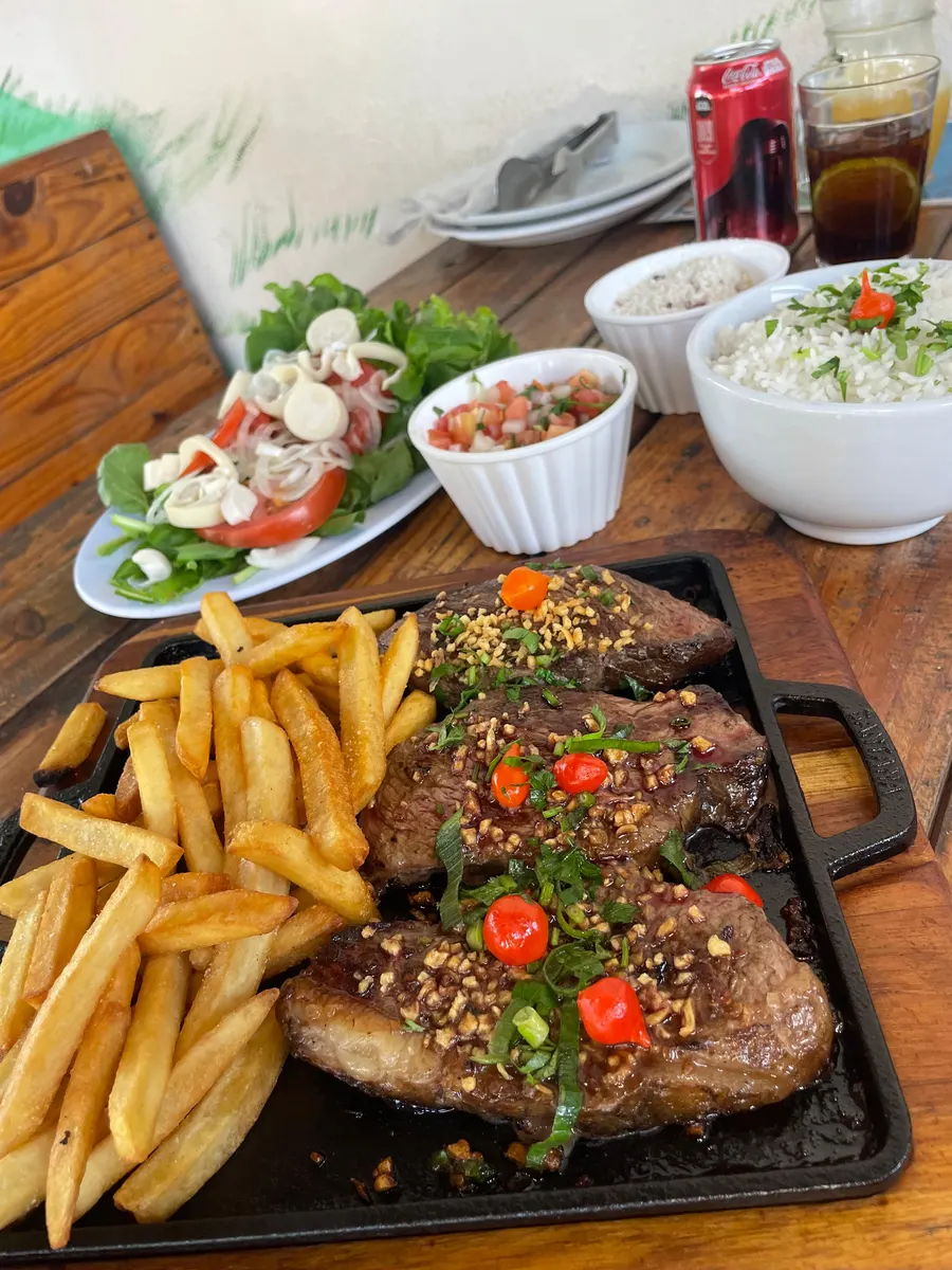 Picanha fatiada na chapa com batata frita, arroz, vinagrete e salada